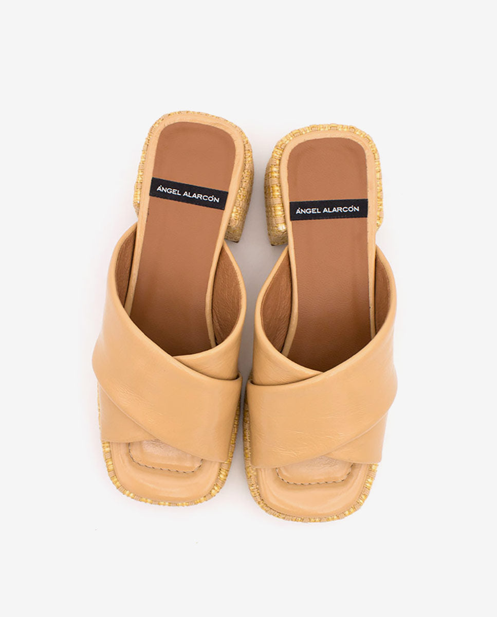 MUSES – Mule de piel con pala cruzada y plataforma de rafia – Talla 39 – Ángel Alarcón