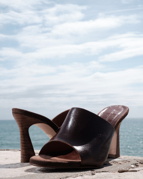 Mujer con mule y zuecos