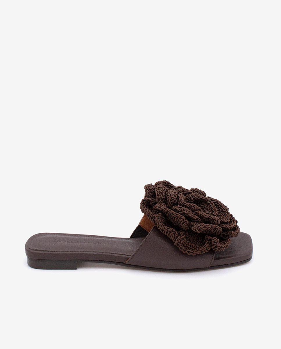NATHALIE – Sandalias planas con pala de piel y flor de crochet – marrón oscuro – Talla 40 – Ángel Alarcón