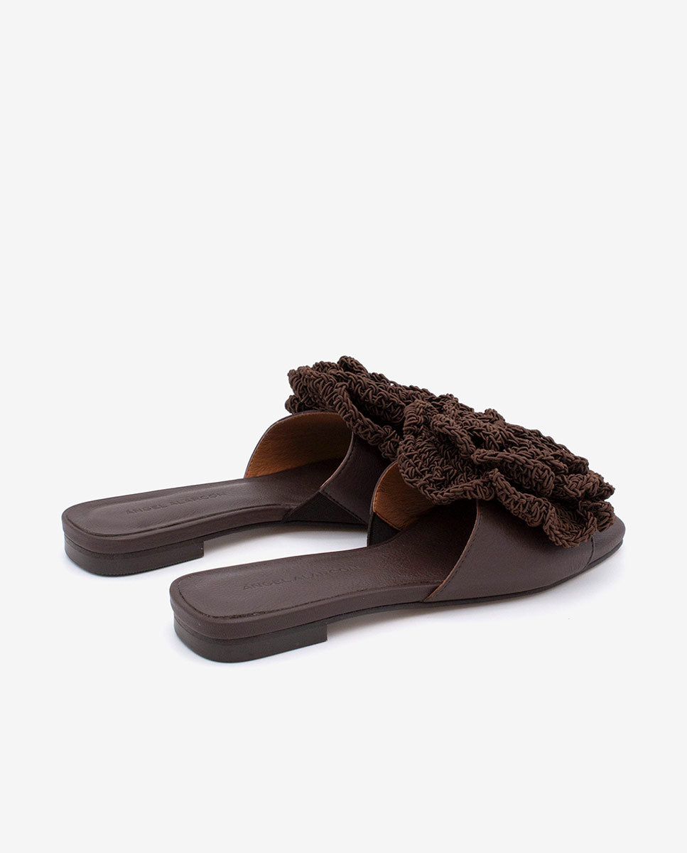 NATHALIE – Sandalias planas con pala de piel y flor de crochet – marrón oscuro – Talla 41 – Ángel Alarcón