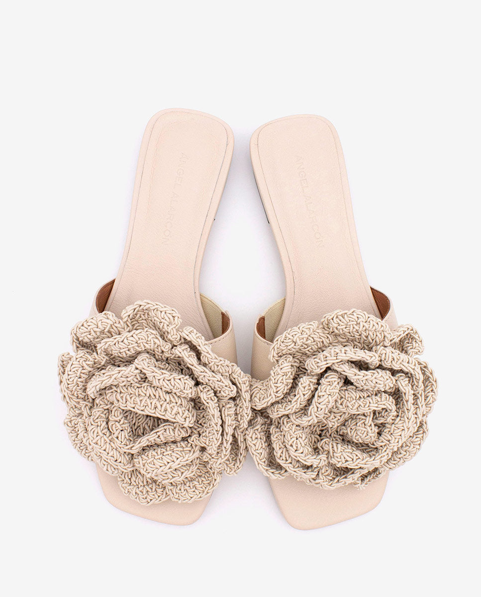 NATHALIE – Sandalias planas con pala de piel y flor de crochet – Talla 37 – Ángel Alarcón