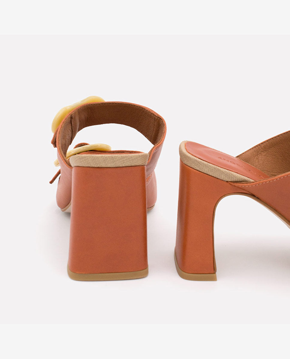 PALKE – Mule de tipo sandalia de piel con hebillas de carey y tacón alto – Talla 41 – Ángel Alarcón
