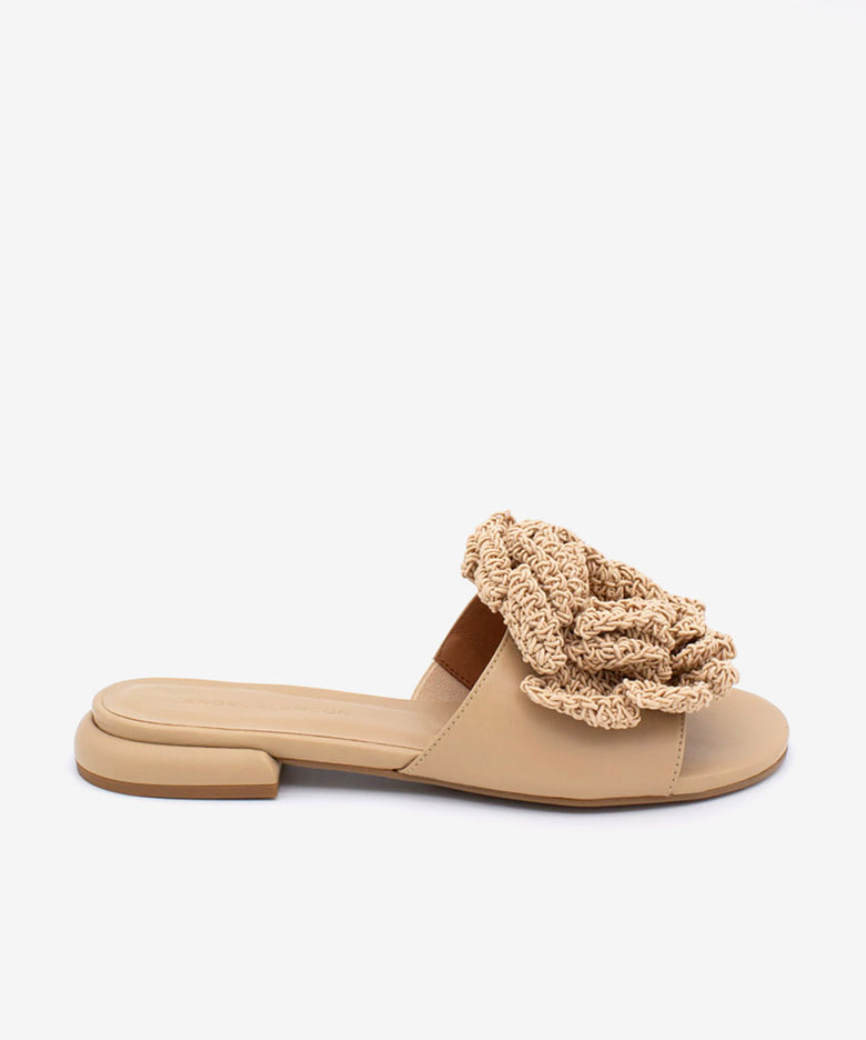 GIOVANNA – Mules de tacón plano con adorno de flor de crochet, sandalia en piel grano suave – camel – Talla 36 – Ángel Alarcón