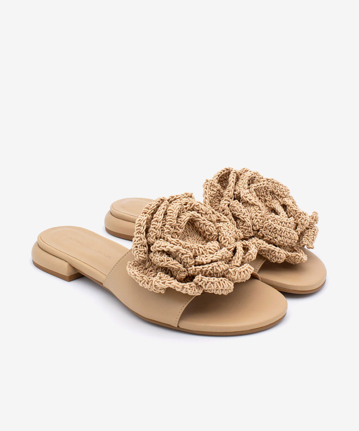 GIOVANNA – Mules de tacón plano con adorno de flor de crochet, sandalia en piel grano suave – camel – Talla 37 – Ángel Alarcón