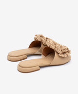 GIOVANNA – Mules de tacón plano con adorno de flor de crochet, sandalia en piel grano suave – camel – Talla 37 – Ángel Alarcón