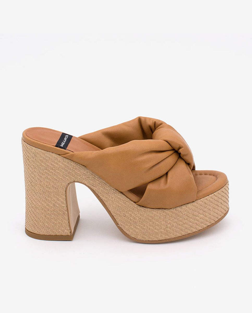 KIMM – Mule de piel acolchada con tacón y plataforma de rafia – camel – Ángel Alarcón