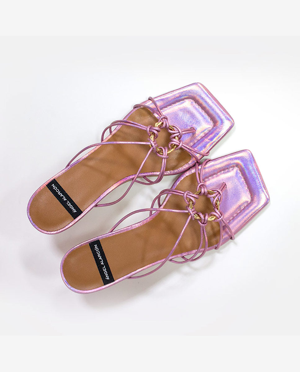 ALEXIA – Sandalia de tiras finas metalizadas tornasol con adorno central – rosa – Talla 37 – Ángel Alarcón