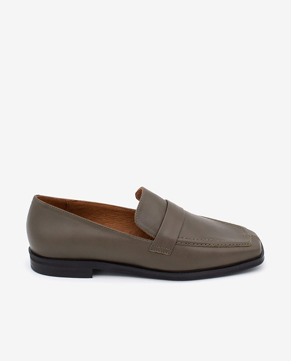STEVIE – Mocasín de piel brillante texturizada con puntera cuadrada – Talla 36 – Ángel Alarcón