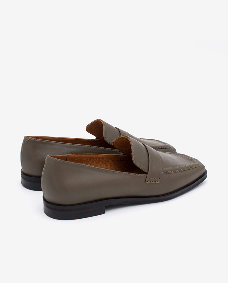 STEVIE – Mocasín de piel brillante texturizada con puntera cuadrada – Talla 38 – Ángel Alarcón
