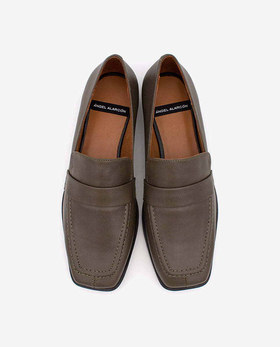 STEVIE – Mocasín de piel brillante texturizada con puntera cuadrada – Talla 39 – Ángel Alarcón