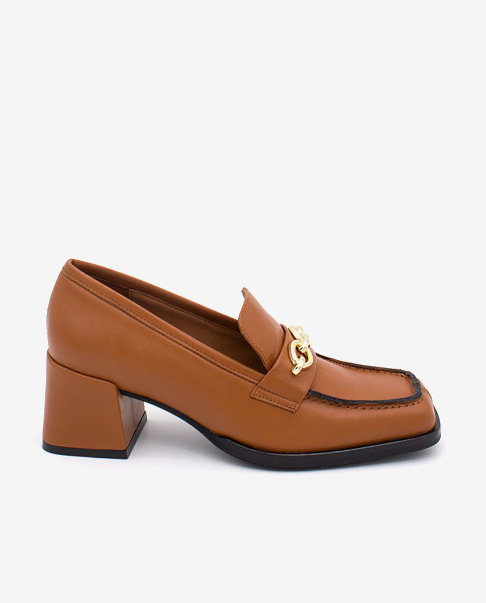 TERENCE – Mocasín de piel con adorno de cadena y tacón cómodo – marrón – Talla 36 – Ángel Alarcón