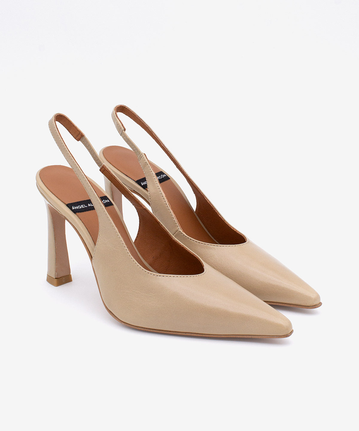 AINA – Stiletto destalonado con tacón alto de piel texturizada – beige – Talla 35 – Ángel Alarcón