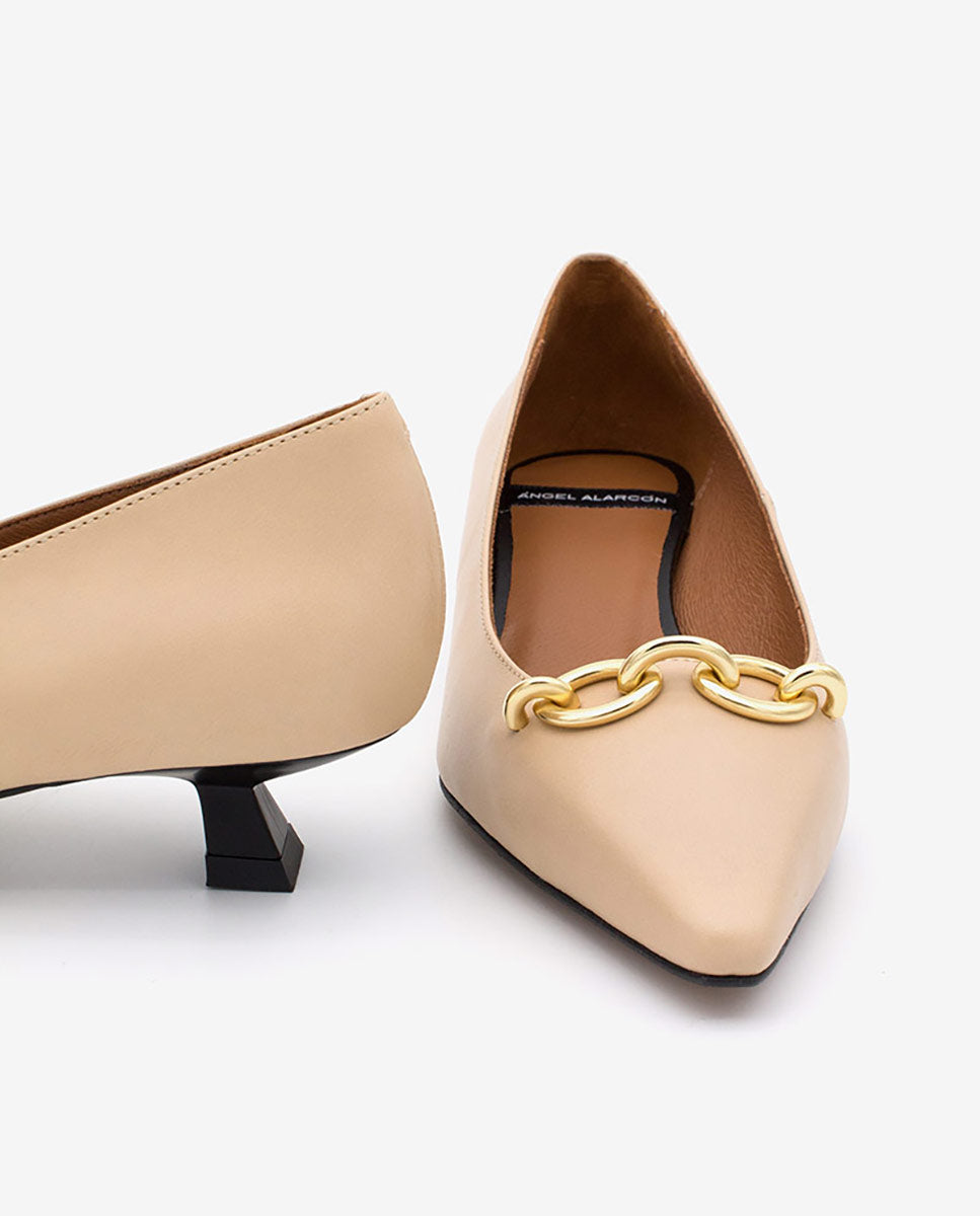 DARCY – Zapato de salón con tacón bajo y adorno de cadena – Talla 39 – Ángel Alarcón