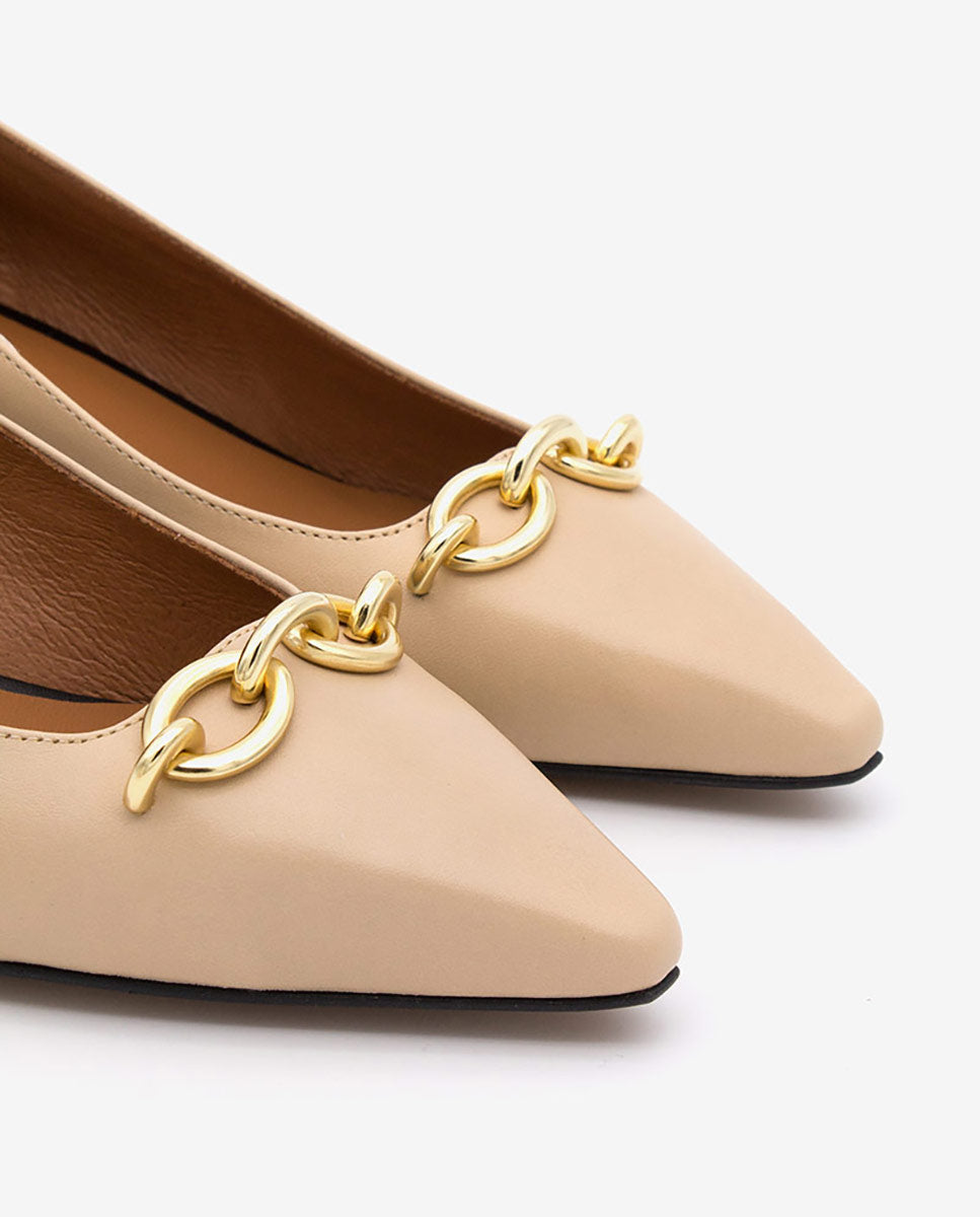 DARCY – Zapato de salón con tacón bajo y adorno de cadena – Talla 40 – Ángel Alarcón