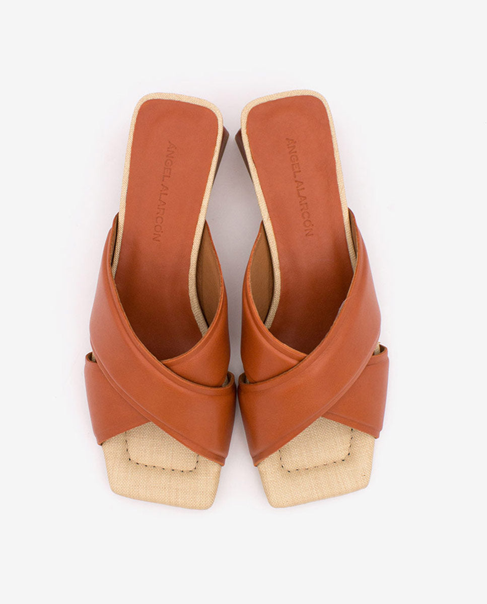 GERDI – Sandalia de piel de pala cruzada semiacolchada – Talla 39 – Ángel Alarcón