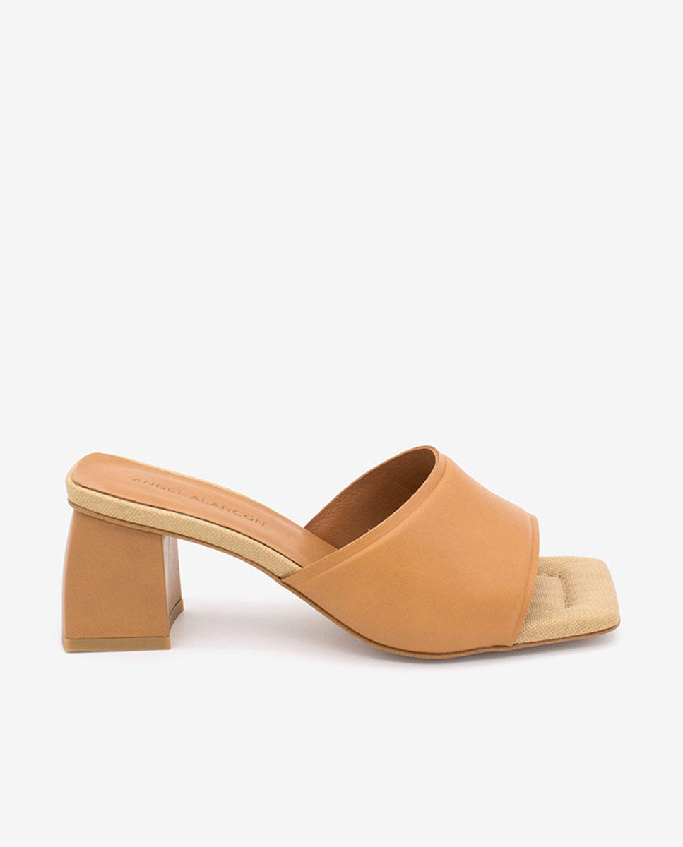RADI – Mule de puntera abierta cuadrada con tacón ancho medio – camel – Talla 35 – Ángel Alarcón
