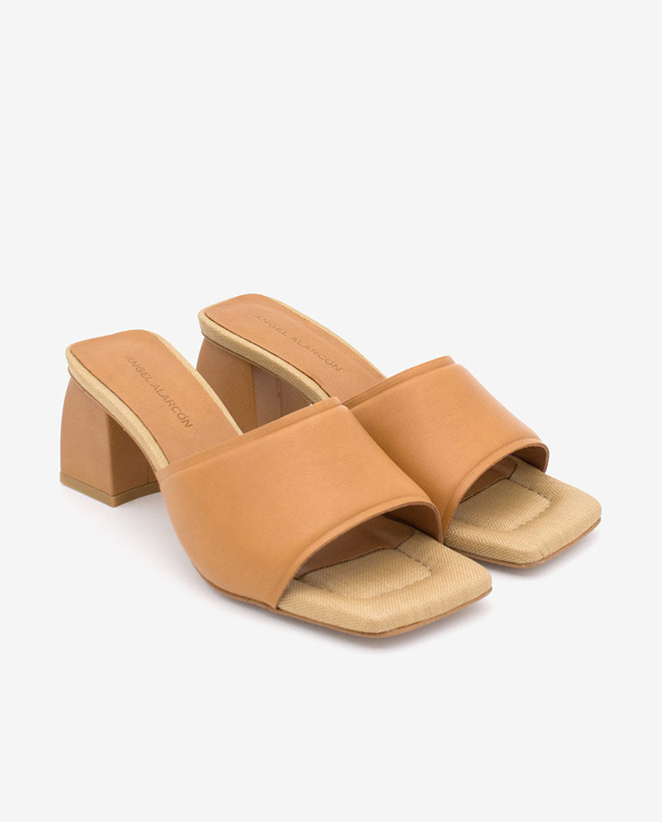 RADI – Mule de puntera abierta cuadrada con tacón ancho medio – camel – Talla 35 – Ángel Alarcón