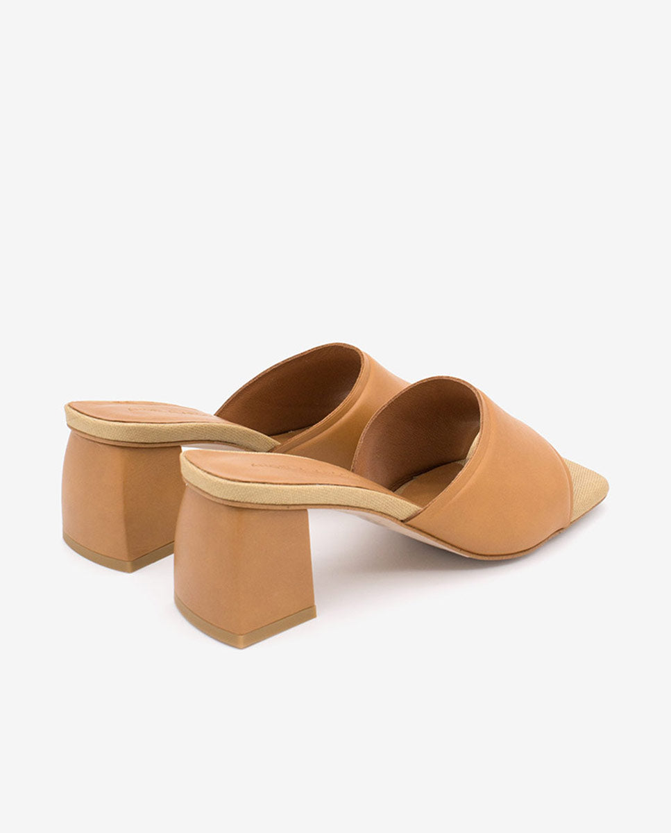 RADI – Mule de puntera abierta cuadrada con tacón ancho medio – camel – Talla 35 – Ángel Alarcón