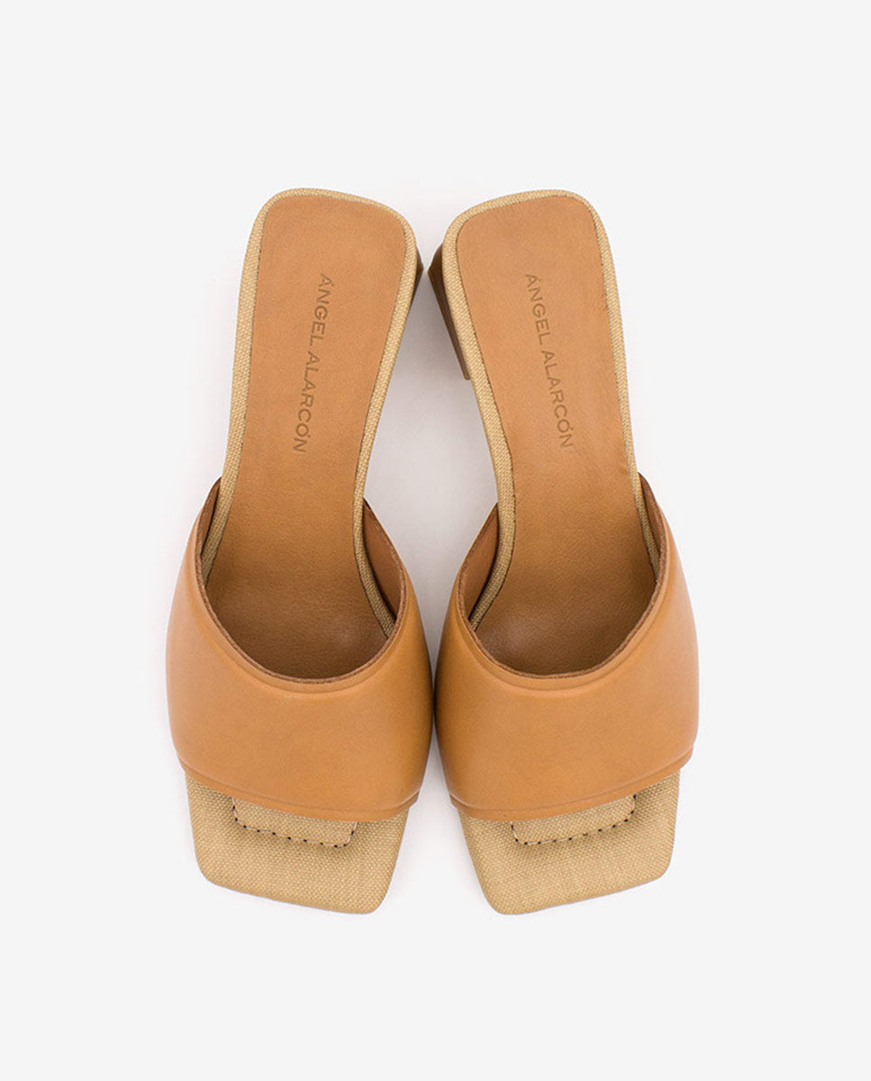 RADI – Mule de puntera abierta cuadrada con tacón ancho medio – camel – Talla 36 – Ángel Alarcón
