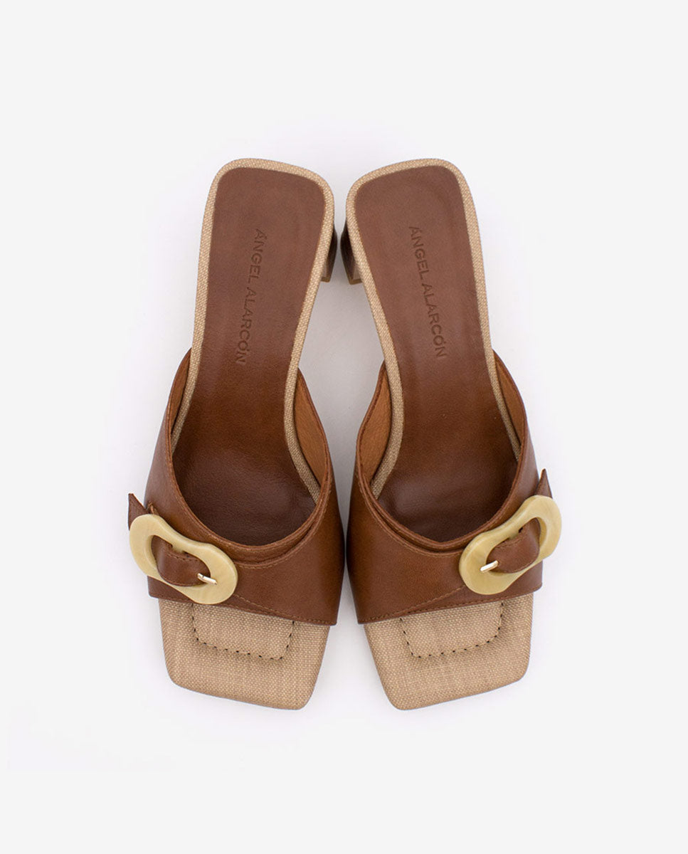 JELKE – Mule de piel con hebilla carey y tacón ancho – camel – Talla 36 – Ángel Alarcón