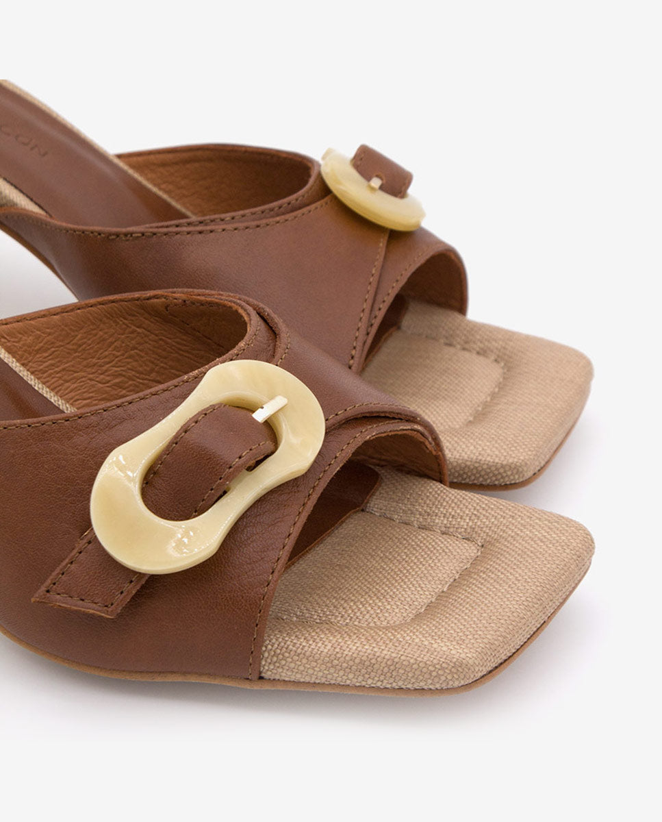 JELKE – Mule de piel con hebilla carey y tacón ancho – camel – Talla 36 – Ángel Alarcón