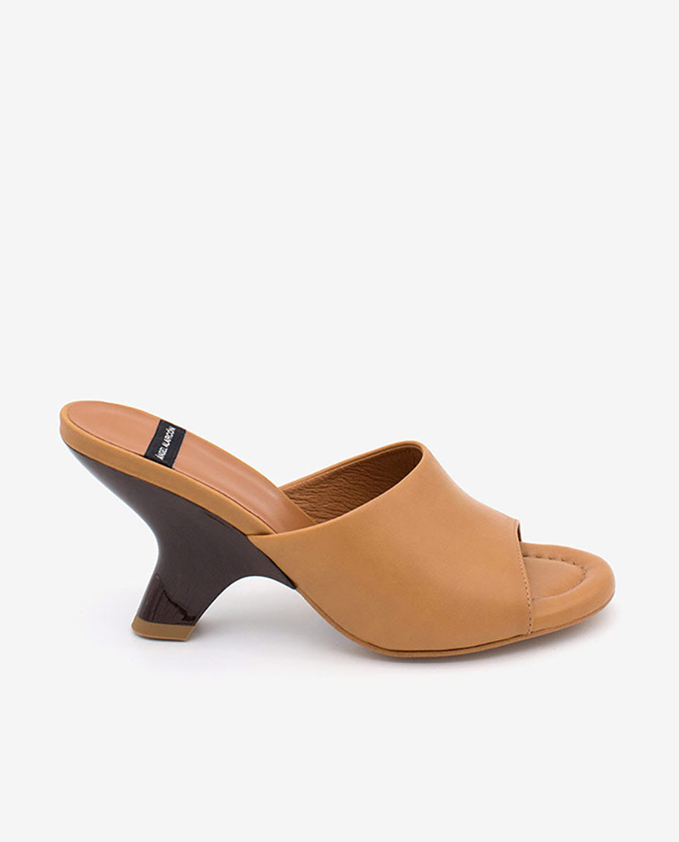 KADY – Mule de piel con cuña de print madera brillante – camel – Talla 38 – Ángel Alarcón