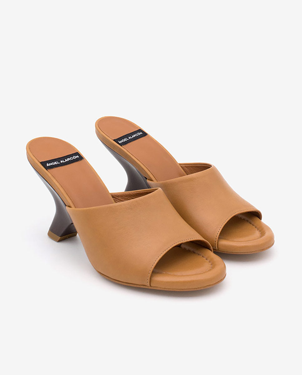 KADY – Mule de piel con cuña de print madera brillante – camel – Talla 38 – Ángel Alarcón