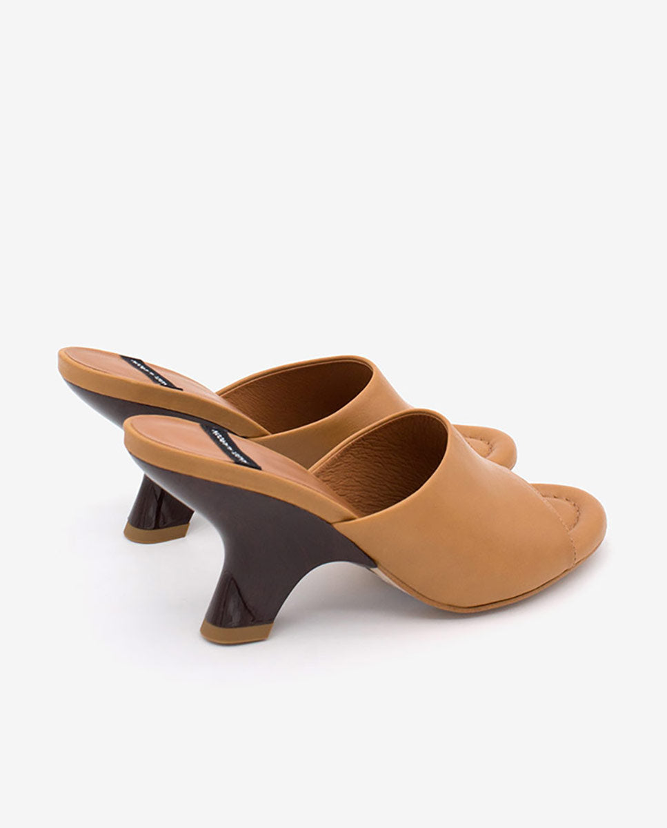 KADY – Mule de piel con cuña de print madera brillante – camel – Talla 39 – Ángel Alarcón