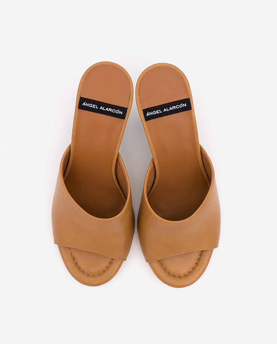 KADY – Mule de piel con cuña de print madera brillante – camel – Talla 39 – Ángel Alarcón