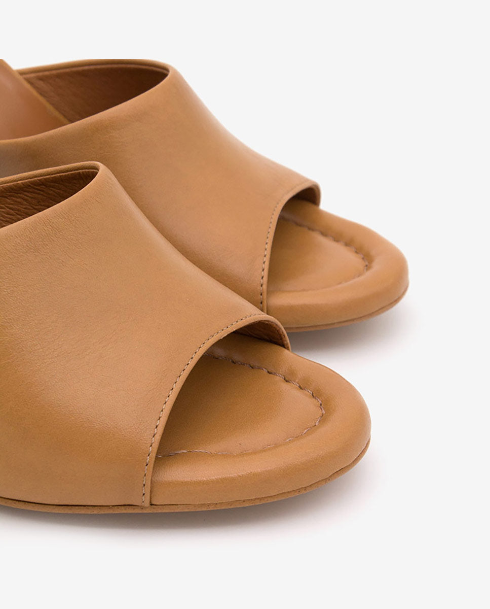 KADY – Mule de piel con cuña de print madera brillante – camel – Talla 39 – Ángel Alarcón