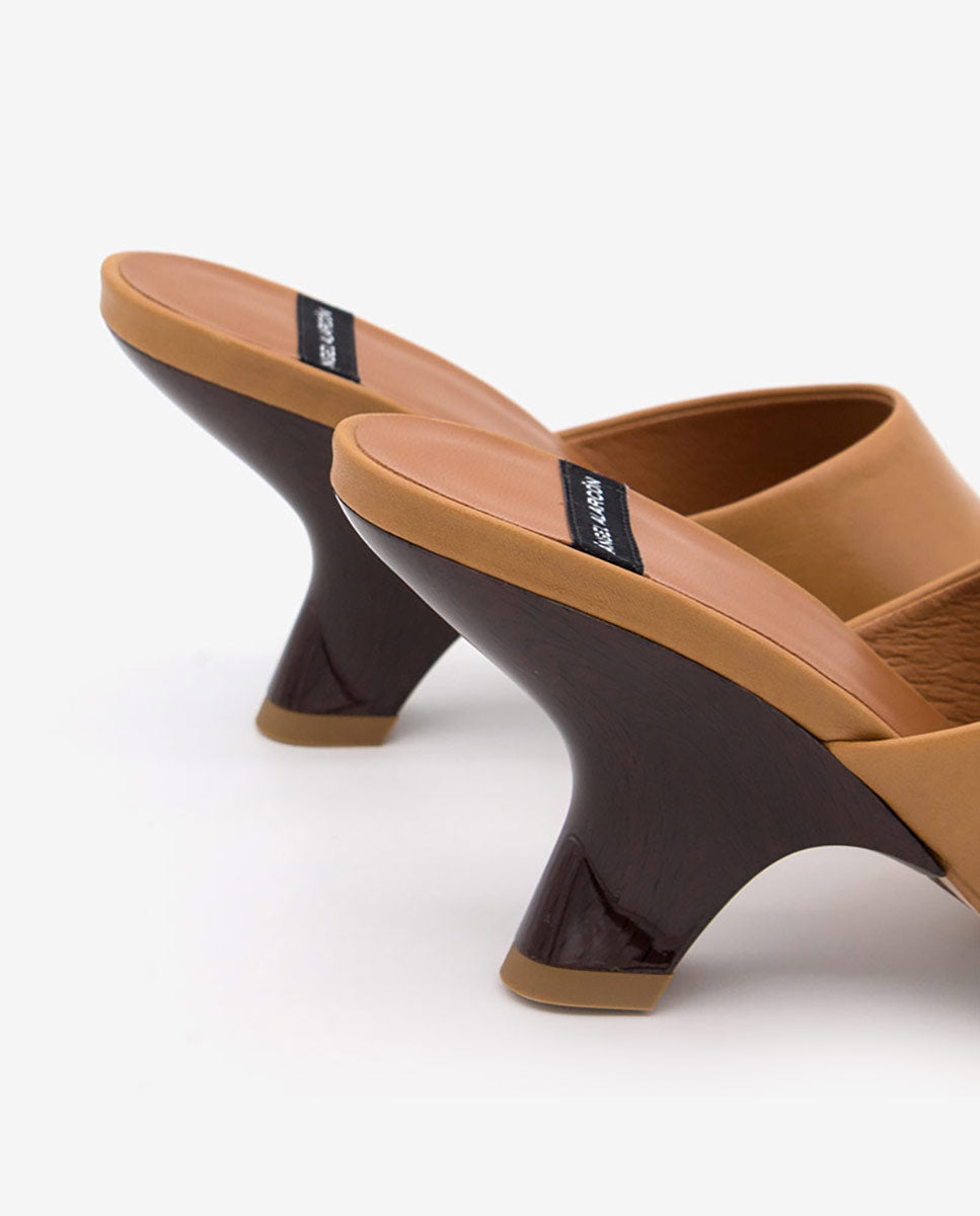 KADY – Mule de piel con cuña de print madera brillante – camel – Talla 40 – Ángel Alarcón
