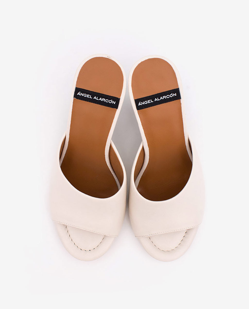 KADY – Mule de piel con cuña de print madera brillante – Talla 36 – Ángel Alarcón