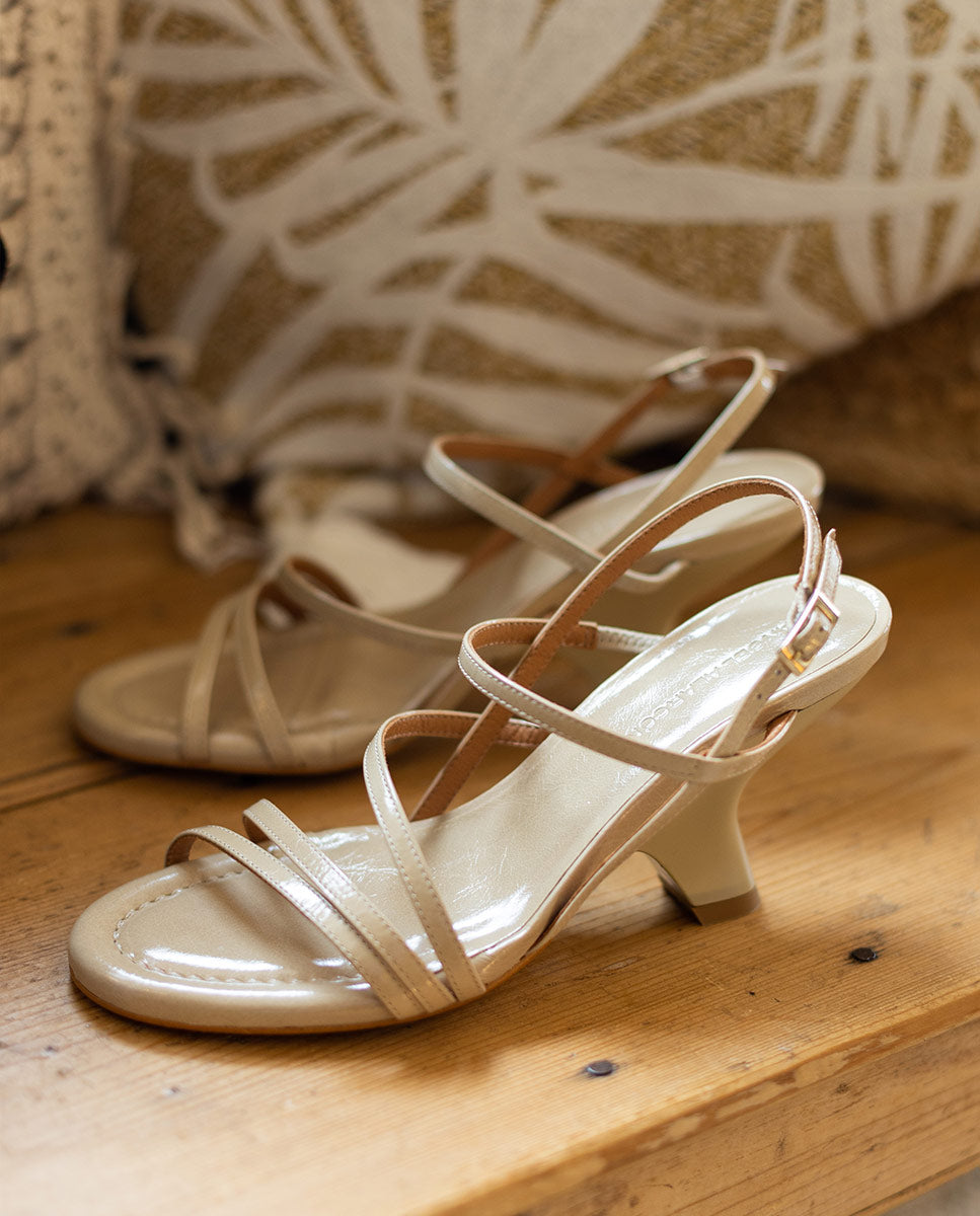 KARAN – Sandalia de tiras de piel texturizada con tacón de diseño – Talla 40 – Ángel Alarcón