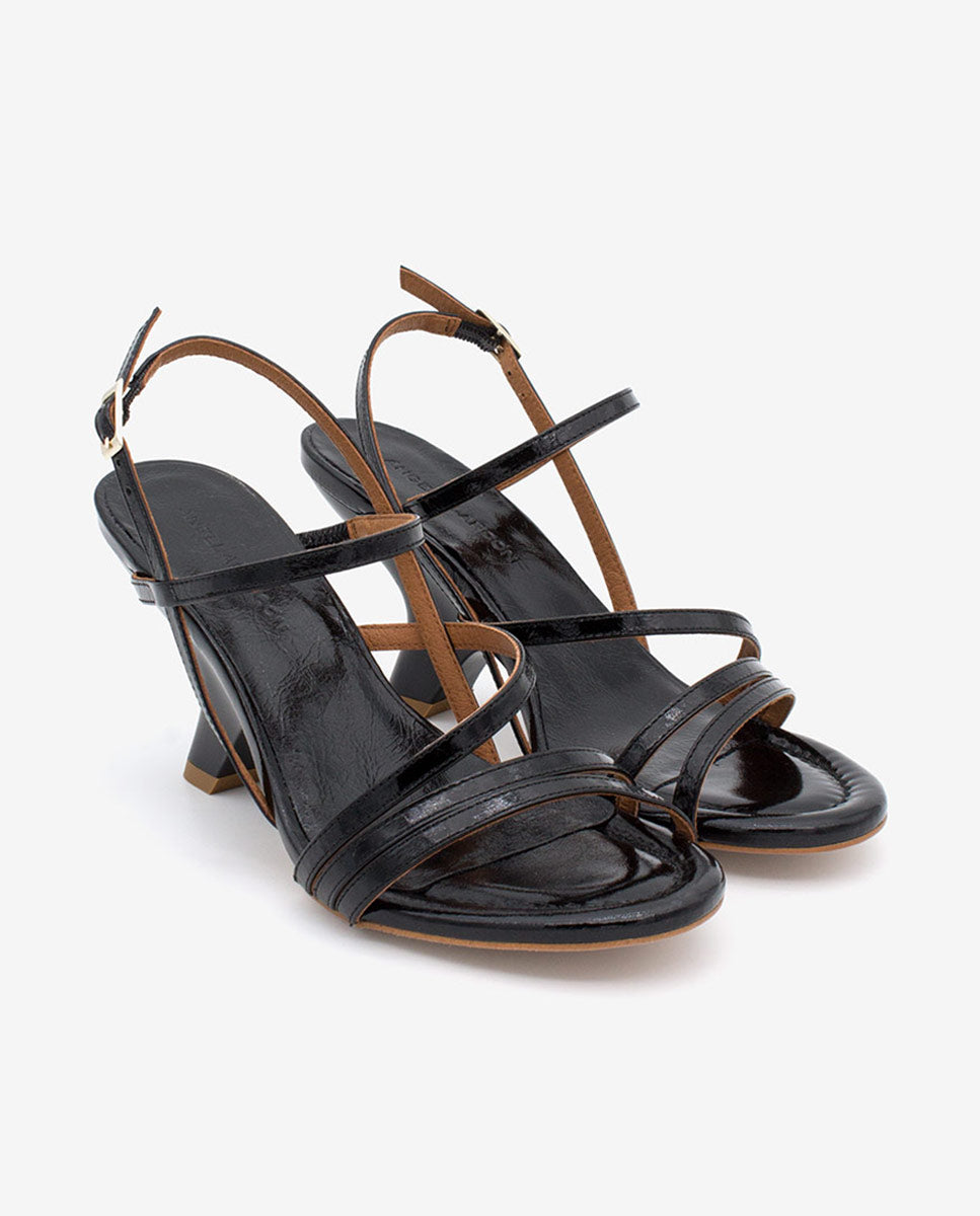 KARAN – Sandalia de tiras de piel texturizada con tacón de diseño – negro – Talla 37 – Ángel Alarcón