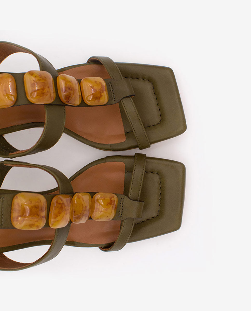 MASAL – Sandalia de piel T-strap con adorno carey con pulsera y tacón alto – Ángel Alarcón