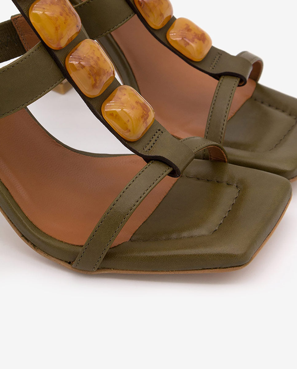 MASAL – Sandalia de piel T-strap con adorno carey con pulsera y tacón alto – Ángel Alarcón
