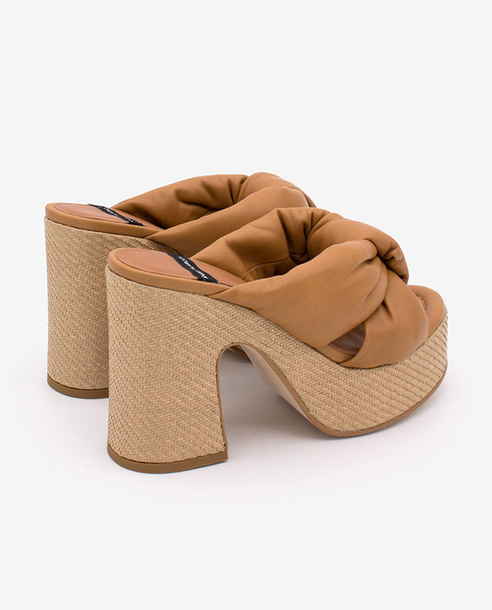 KIMM – Mule de piel acolchada con tacón y plataforma de rafia – camel – Talla 37 – Ángel Alarcón