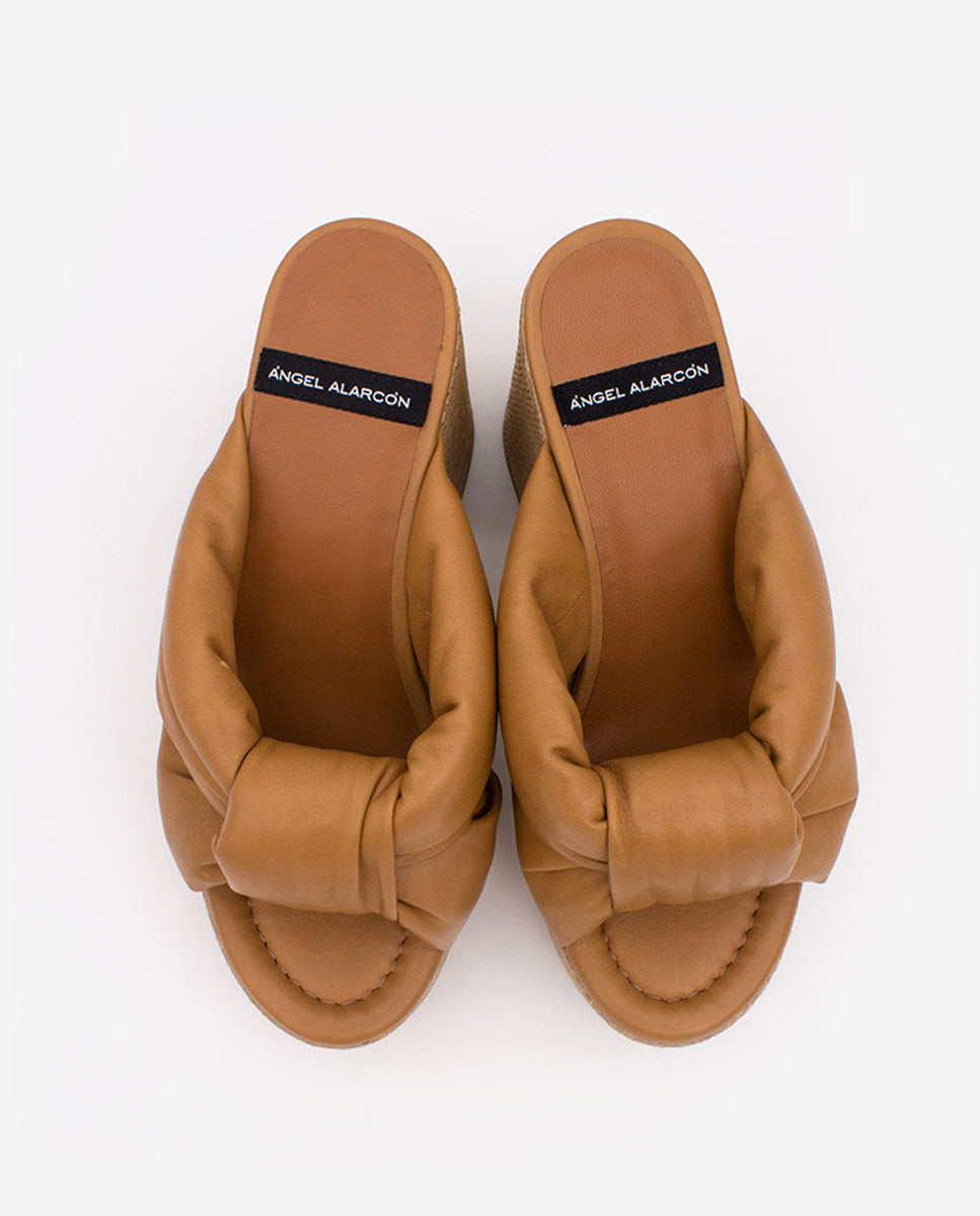 KIMM – Mule de piel acolchada con tacón y plataforma de rafia – camel – Talla 37 – Ángel Alarcón