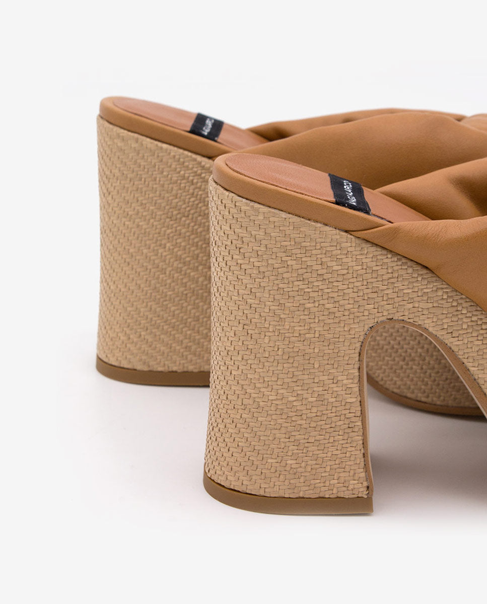 KIMM – Mule de piel acolchada con tacón y plataforma de rafia – camel – Talla 39 – Ángel Alarcón