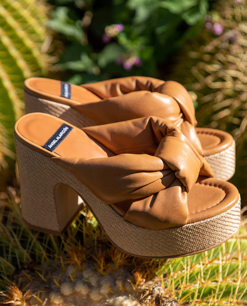 KIMM – Mule de piel acolchada con tacón y plataforma de rafia – camel – Talla 36 – Ángel Alarcón