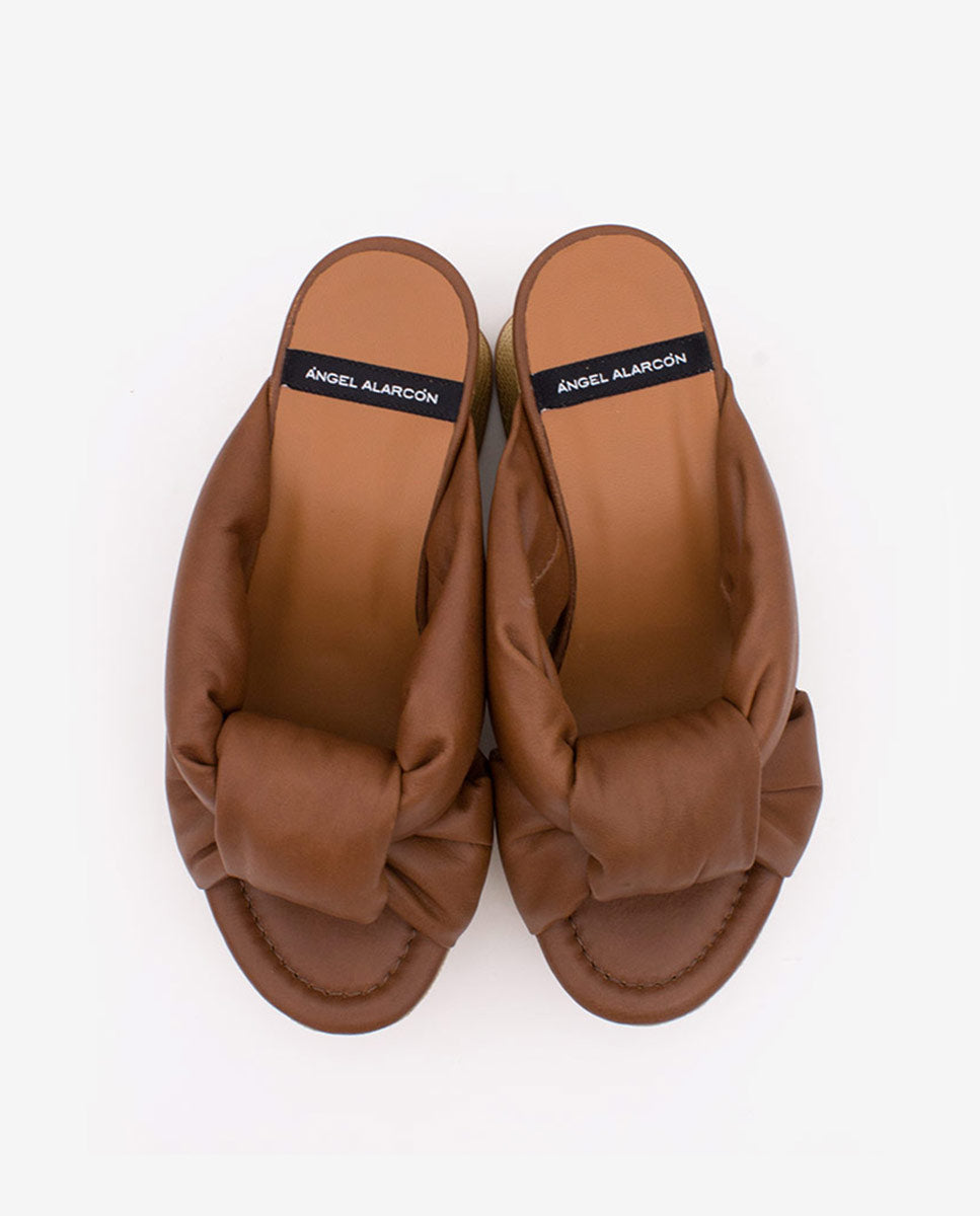 OLINDE – Mule de piel con tiras acolchadas y cuña de diseño – camel – Talla 36 – Ángel Alarcón