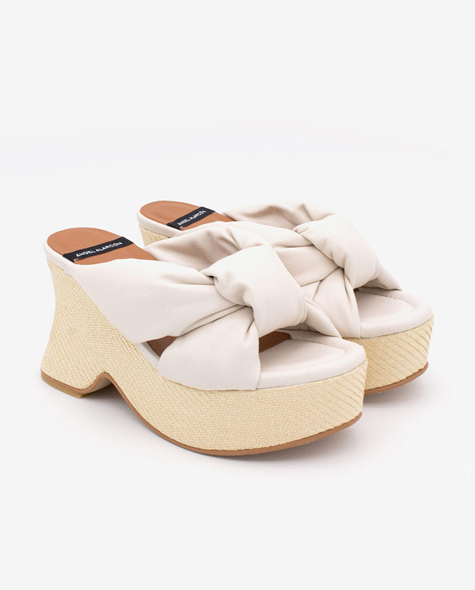 OLINDE – Mule de piel con tiras acolchadas y cuña de diseño – beige – Talla 37 – Ángel Alarcón