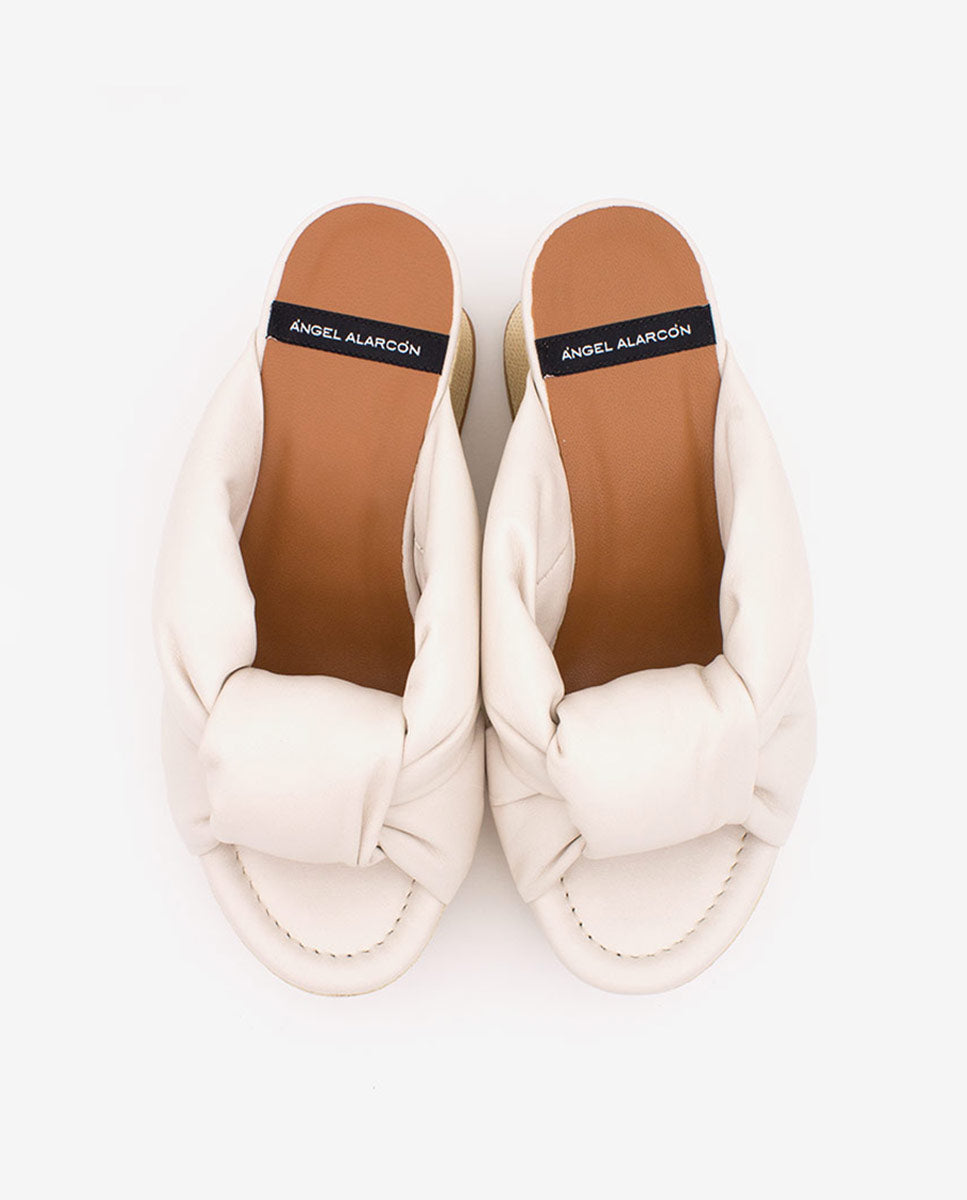 OLINDE – Mule de piel con tiras acolchadas y cuña de diseño – beige – Talla 38 – Ángel Alarcón