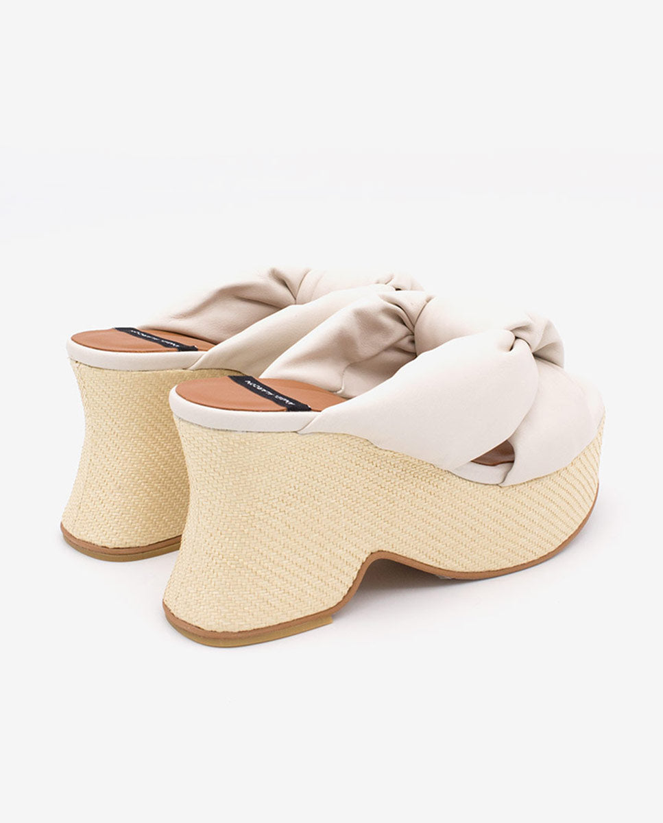 OLINDE – Mule de piel con tiras acolchadas y cuña de diseño – beige – Talla 38 – Ángel Alarcón