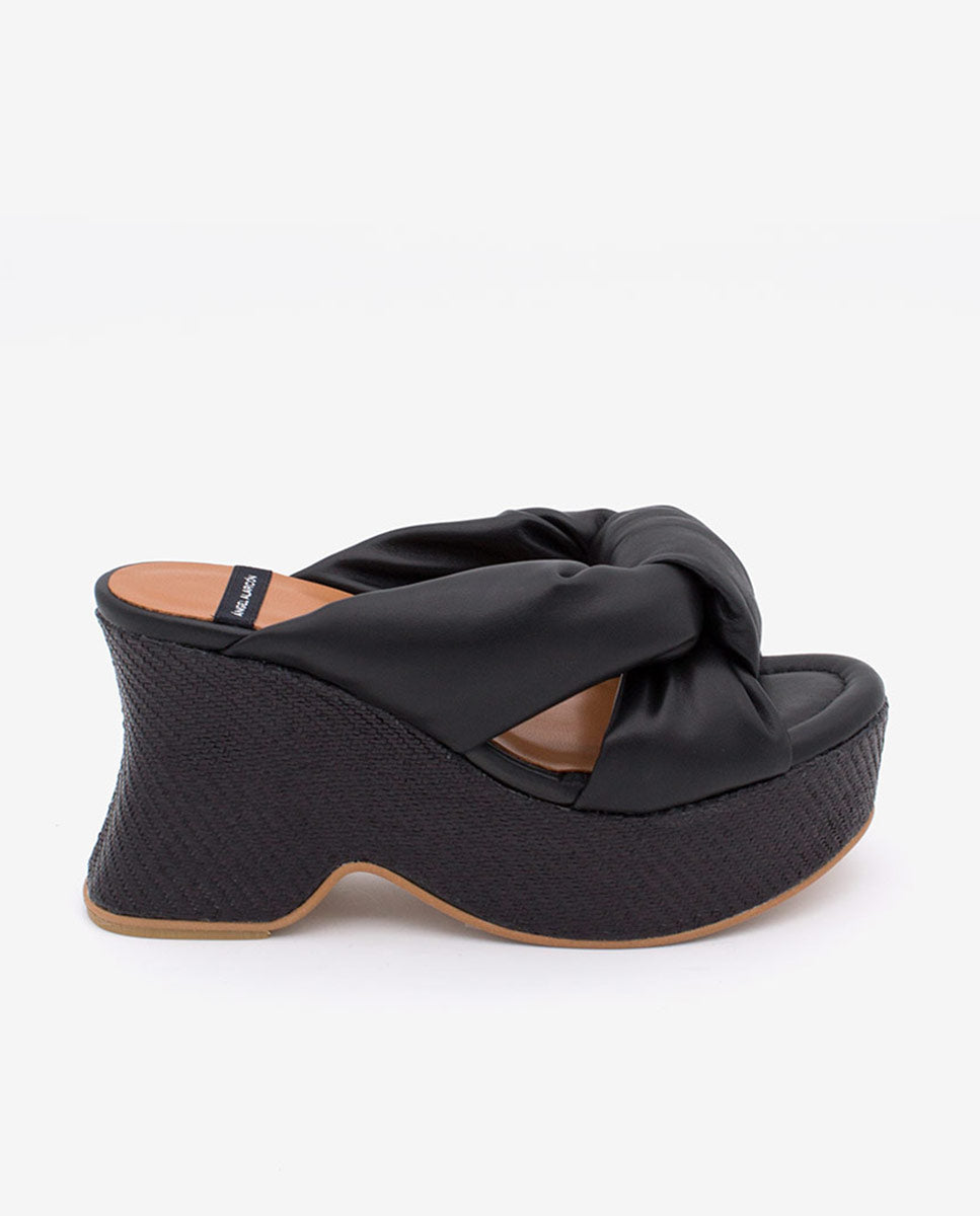 OLINDE – Mule de piel con tiras acolchadas y cuña de diseño – negro – Talla 39 – Ángel Alarcón