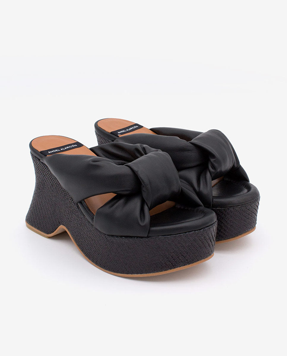 OLINDE – Mule de piel con tiras acolchadas y cuña de diseño – negro – Talla 39 – Ángel Alarcón