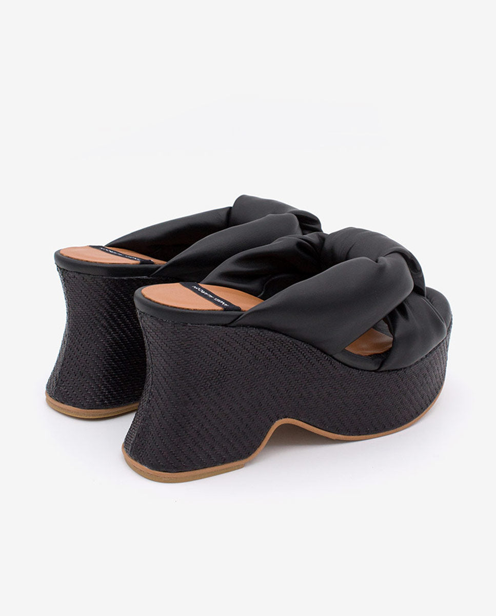 OLINDE – Mule de piel con tiras acolchadas y cuña de diseño – negro – Talla 39 – Ángel Alarcón