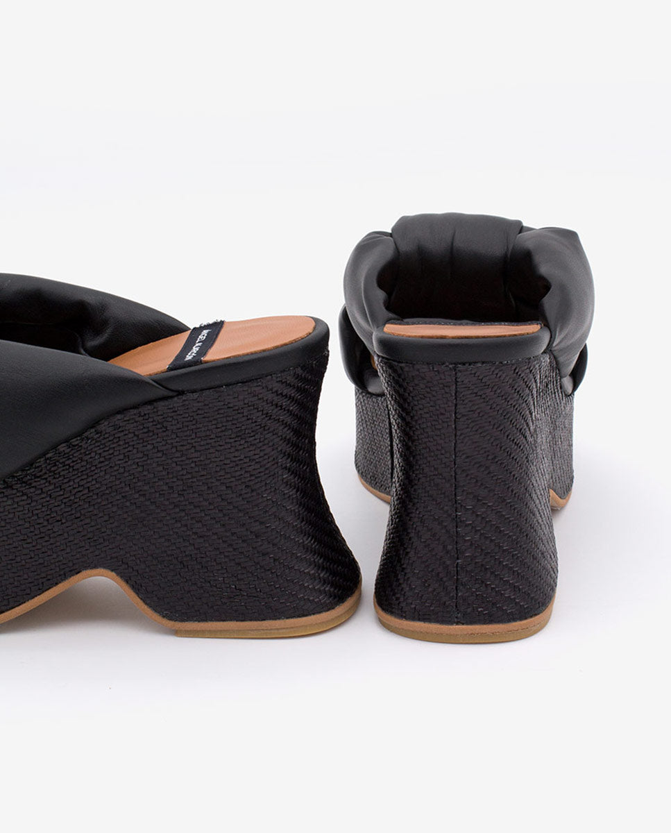 OLINDE – Mule de piel con tiras acolchadas y cuña de diseño – negro – Talla 40 – Ángel Alarcón
