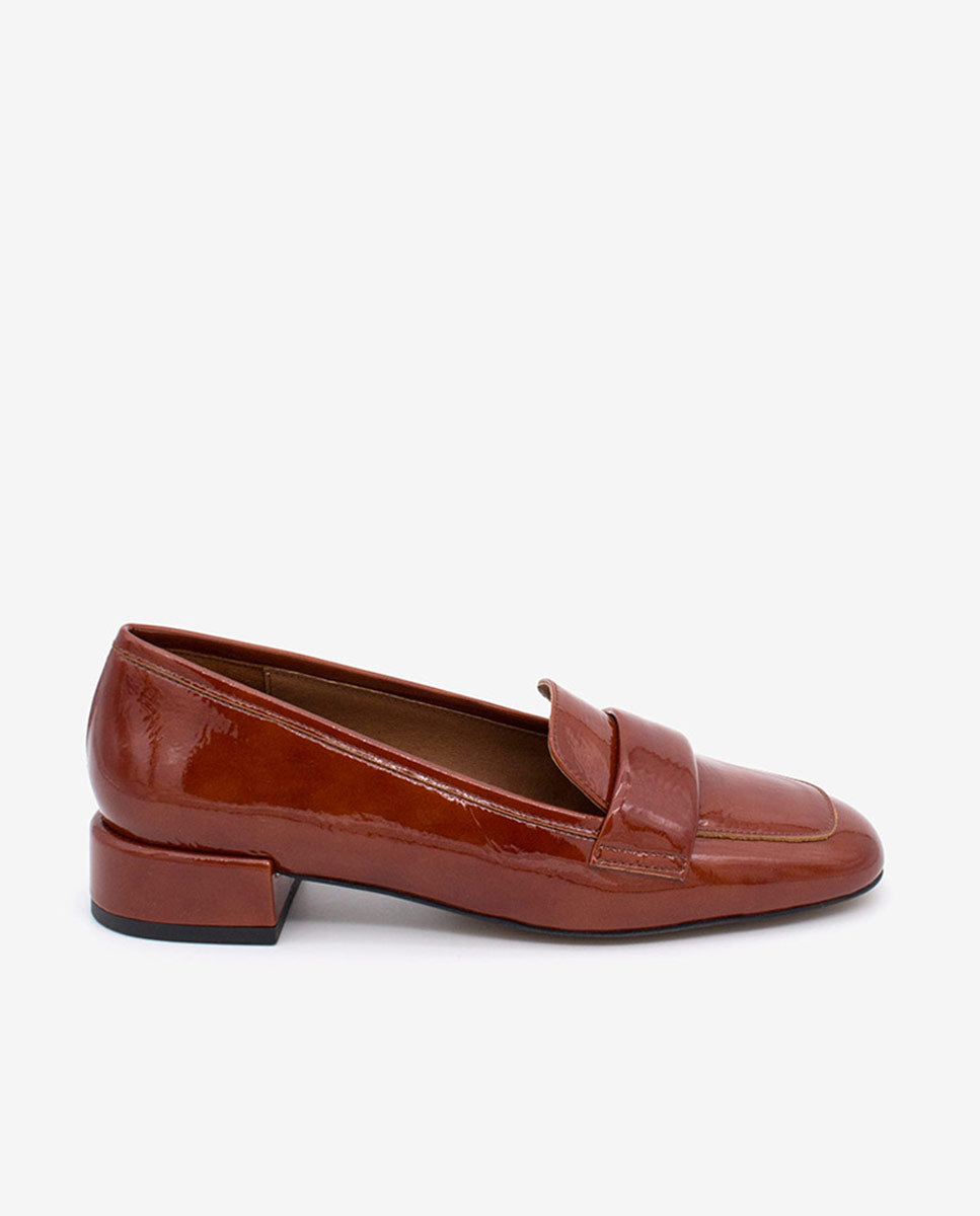 YAMA – Mocasín de charol con tacón bajo y punta redonda – Talla 35 – Ángel Alarcón