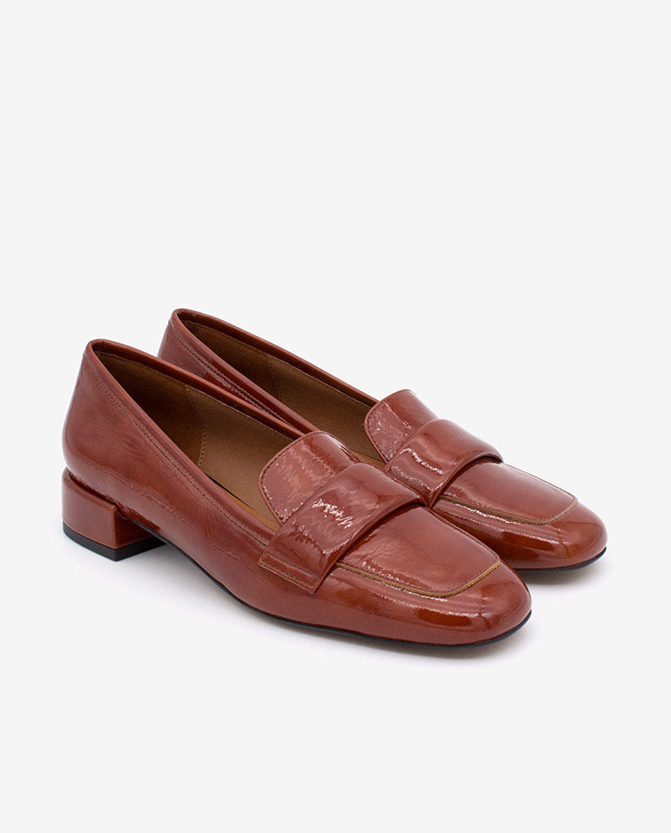 YAMA – Mocasín de charol con tacón bajo y punta redonda – Talla 35 – Ángel Alarcón
